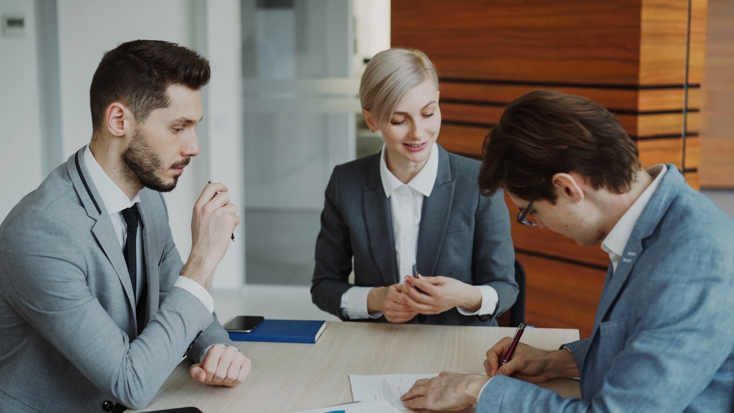Derechos y obligaciones en contratos comerciales